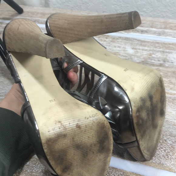 Guess 4” Silver Heels Size 7M - Picture 5 of 5